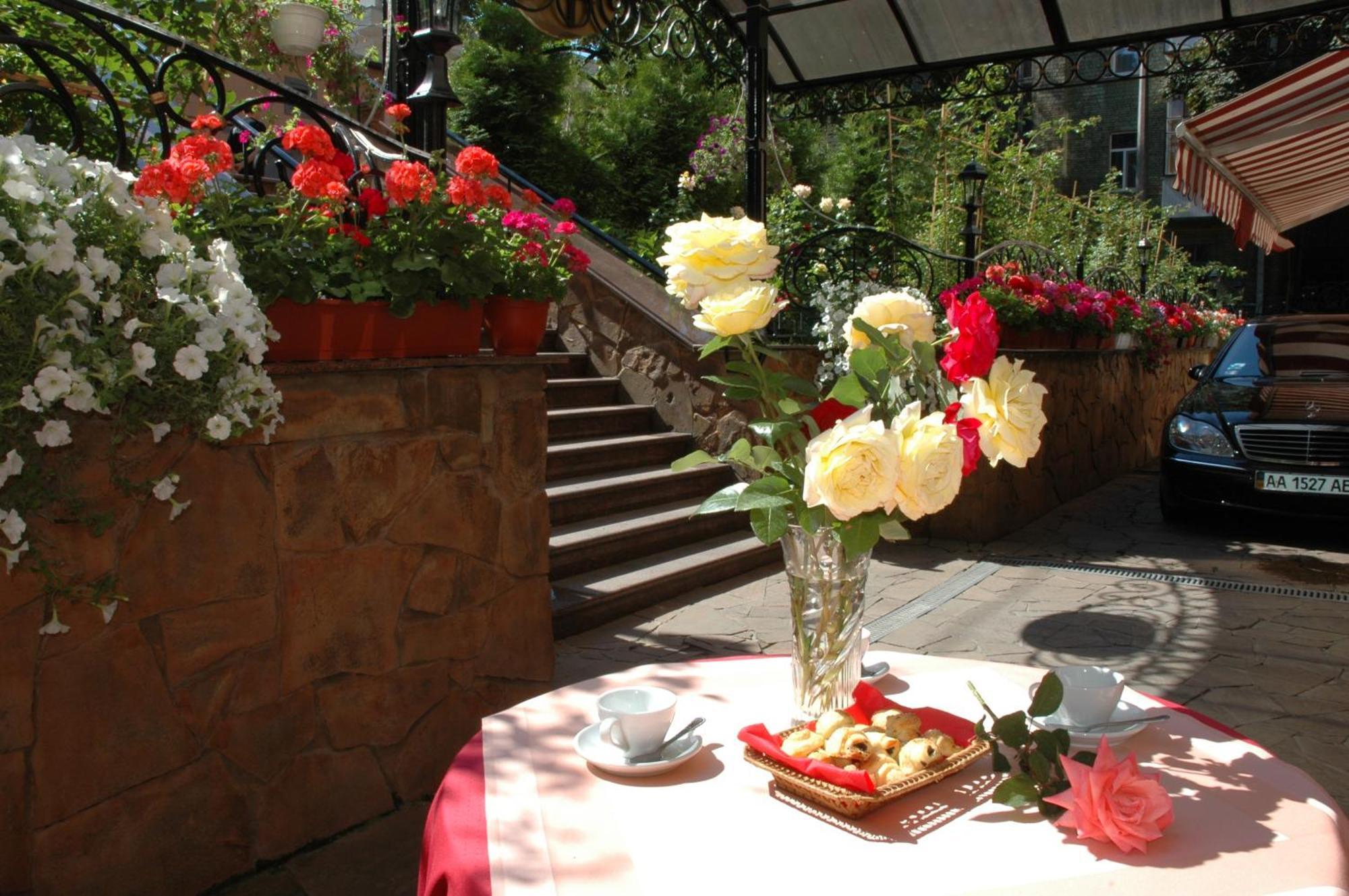 Gallery Hotel Gintama Apgrade Kyiv Exterior foto